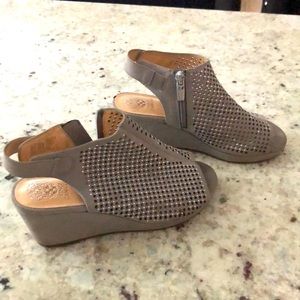 Girl sandal. Good used condition.